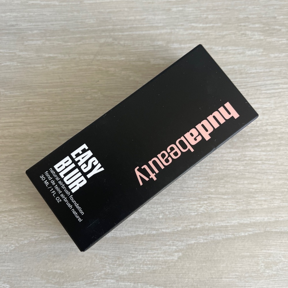 HUDA BEAUTY 
Easy Blur Natural Airbrush Foundation Niacinamide - Chocolate Swirl